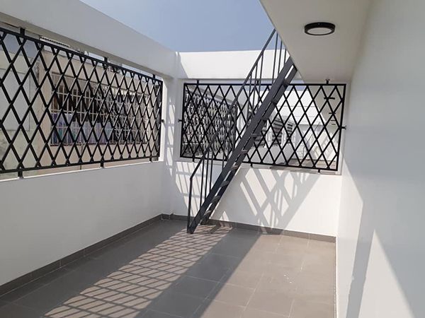 khung sắt bảo vệ sân thượng