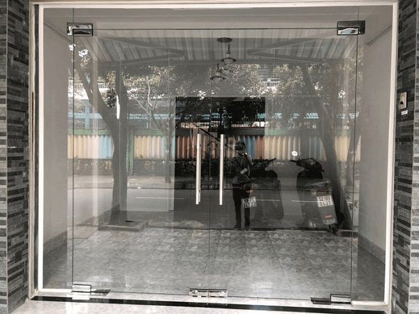 làm cửa kính cường lực bình tân