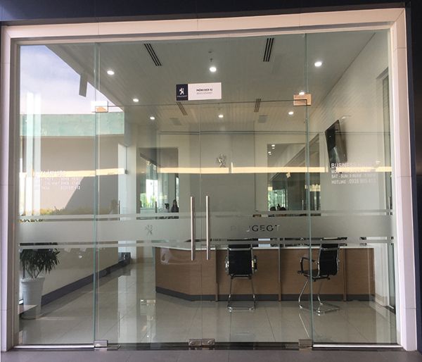 cửa kính cường lực văn phòng