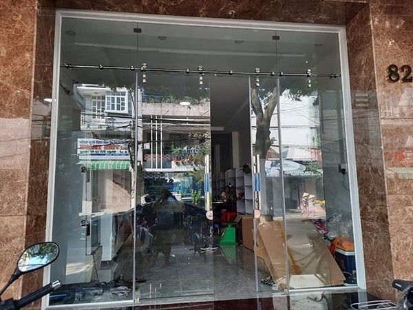 cửa kính cường lực