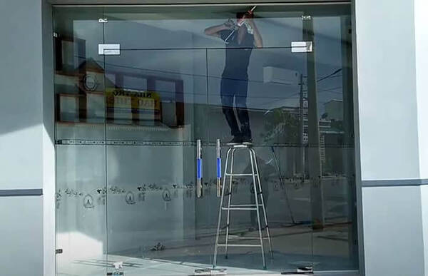 cửa kính cường lực