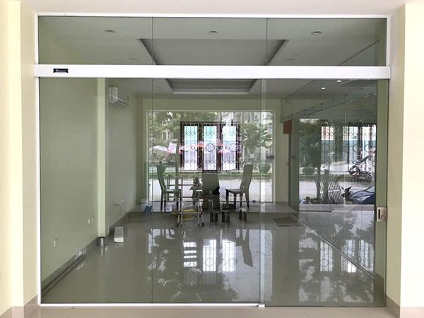 cửa kính cường lực văn phòng