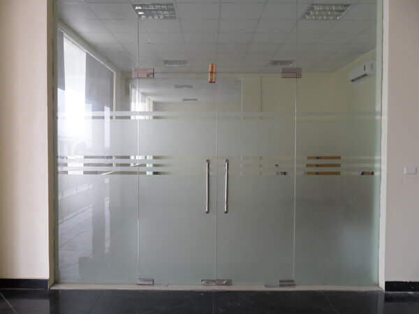 cửa kính cường lực văn phòng