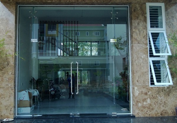làm cửa kính cường lực quận 9