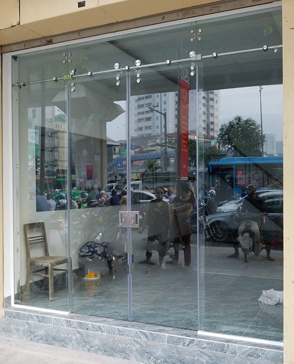 cửa kính cường lực