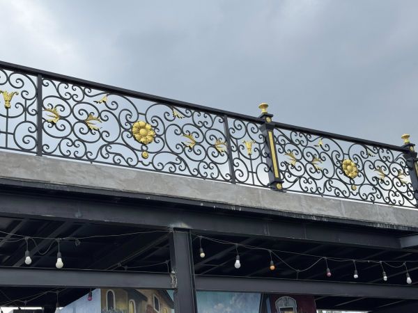 lan can sắt kiến trúc cổ điển