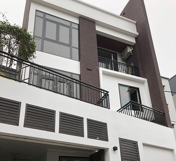 lan can ban công sắt