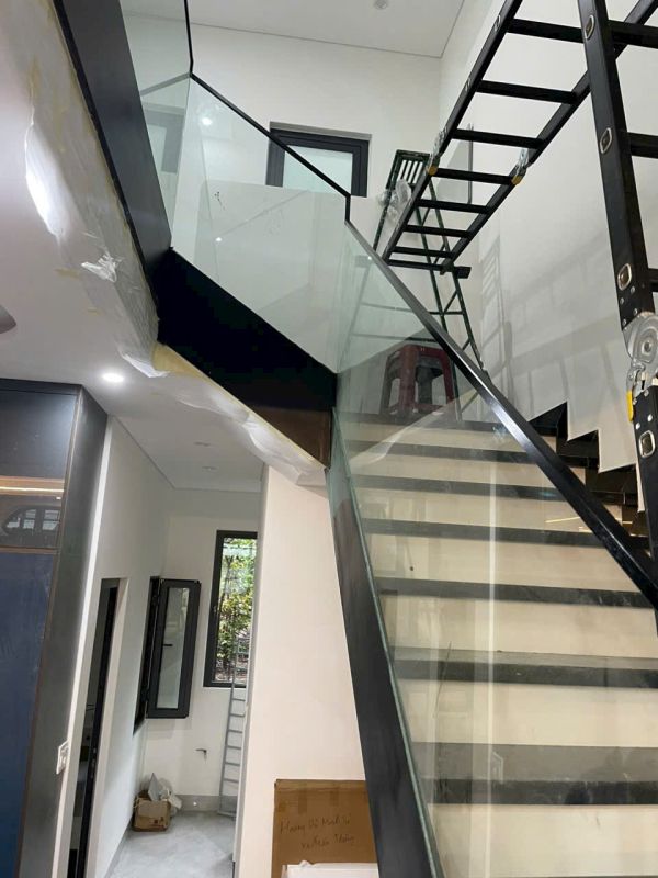 thi công lan can kính cường lực