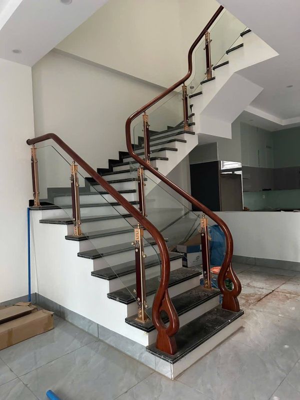 làm lan can kính cho cầu thang tại quận 3