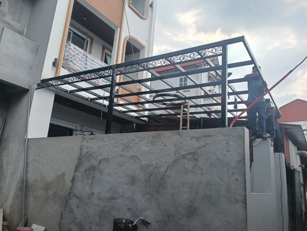 mái che kính cường lực sân trước nhà