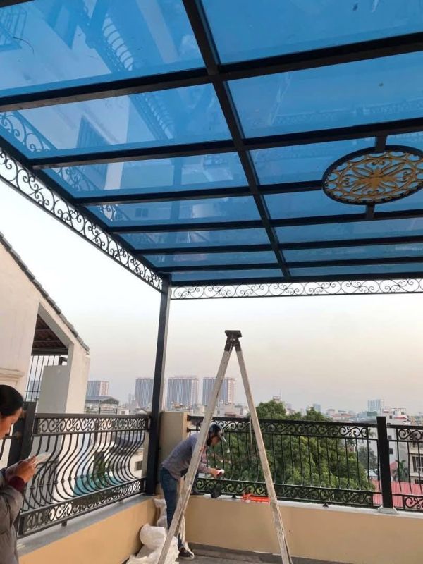 mái kính sân thượng nhà phố