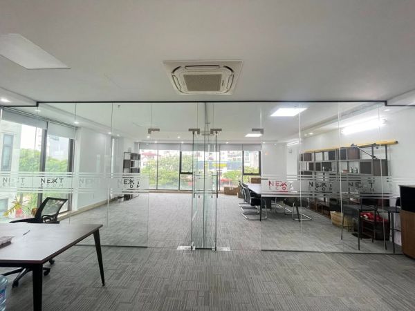 vách kính cường lực văn phòng