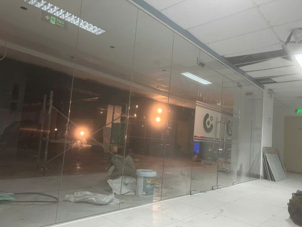 vách kính cường lực văn phòng