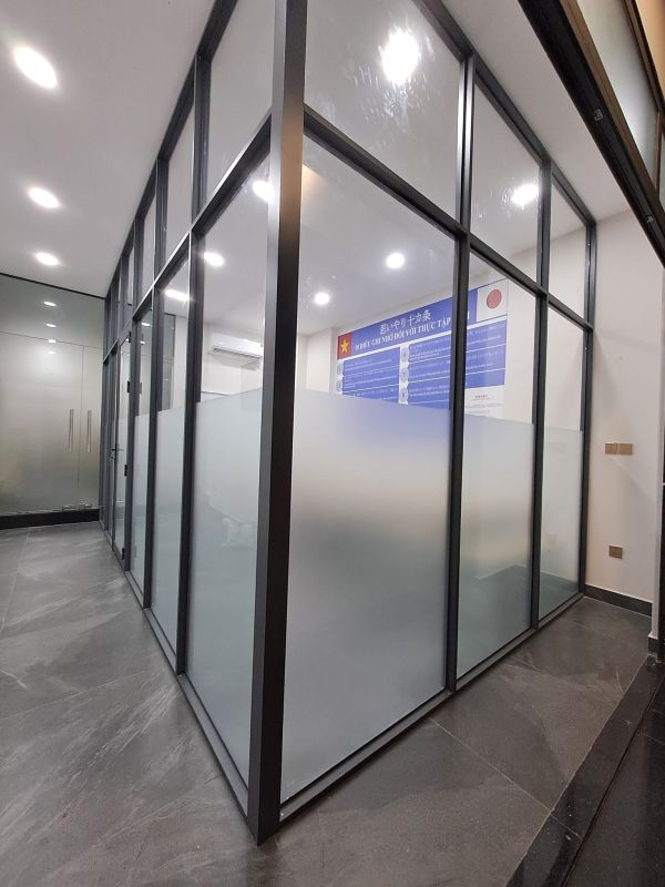 vách nhôm kính cường lực