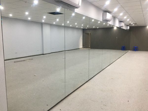 vách kính cường lực văn phòng