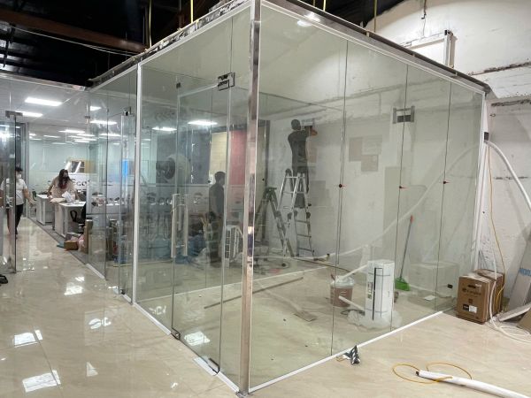 vách kính cường lực