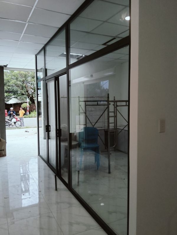 vách kính cường lực nhà phố