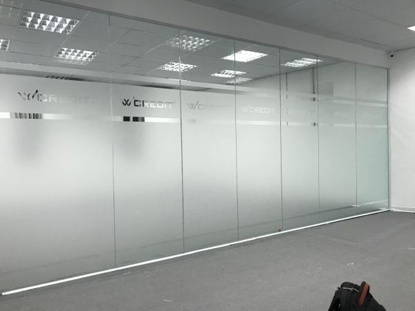vách kính cường lực văn phòng công ty