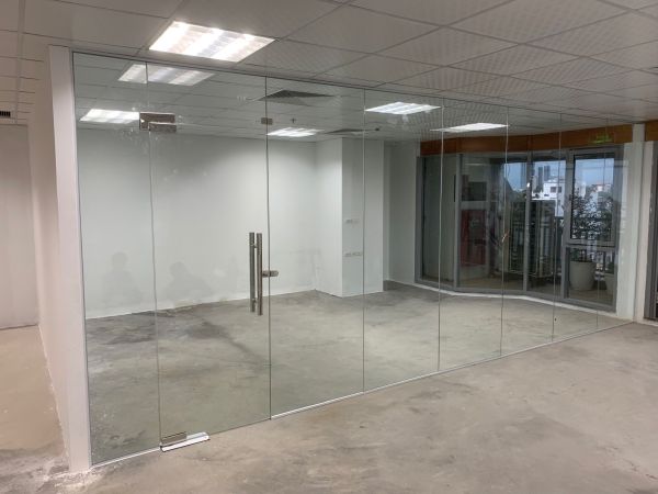 làm vách kính cường lực quận 11