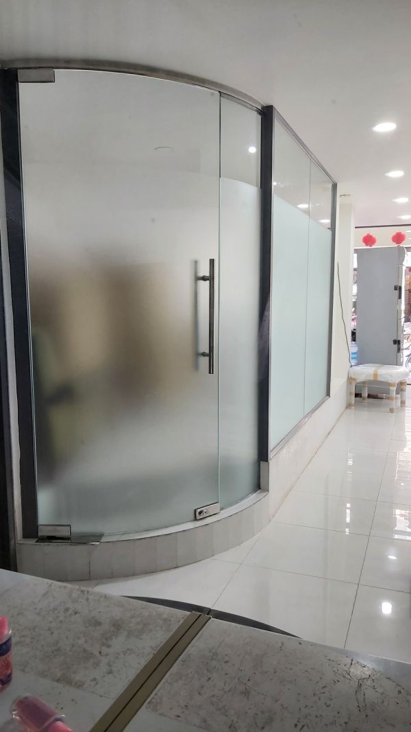 vách kính cường lực nhà ở