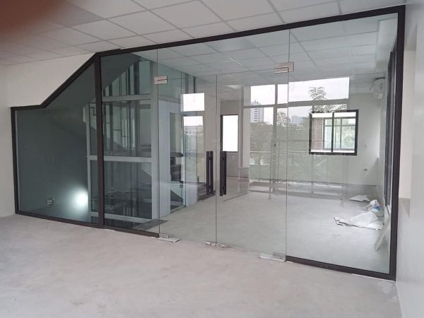 vách kính cường lực văn phòng
