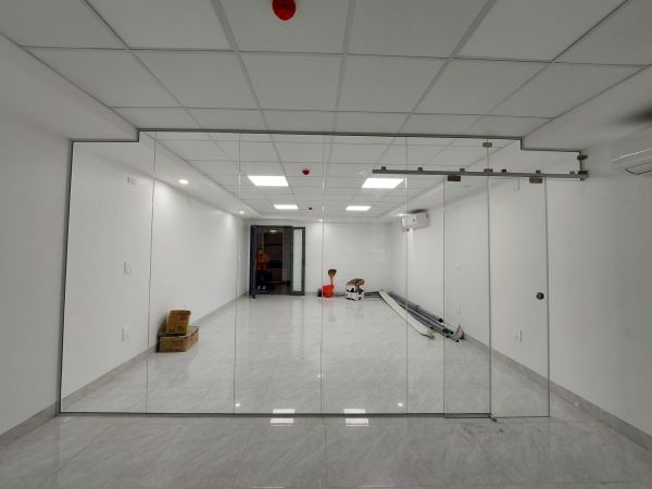 vách kính cường lực nhà phố
