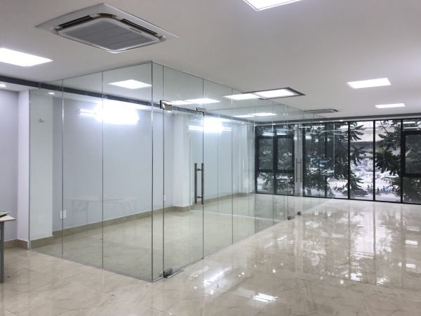 vách kính cường lực văn phòng