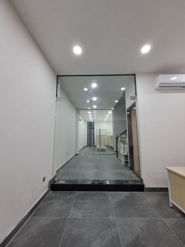vách kính cường lực nhà phố