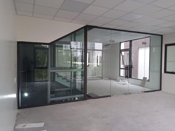 vách kính cường lực nhà ở