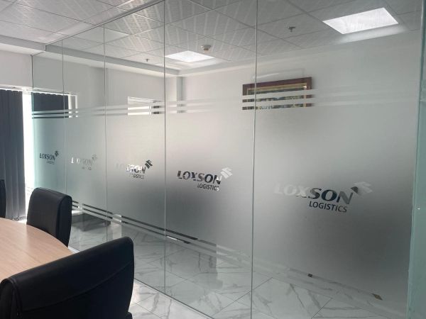 vách kính cường lực văn phòng