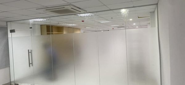vách kính cường lực cửa hàng