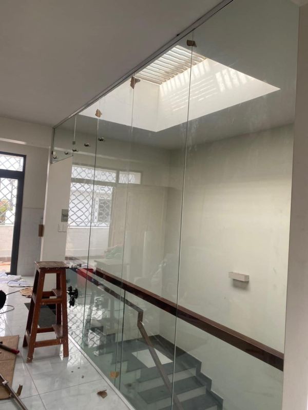 thi công vách kính cường lực nhà phố