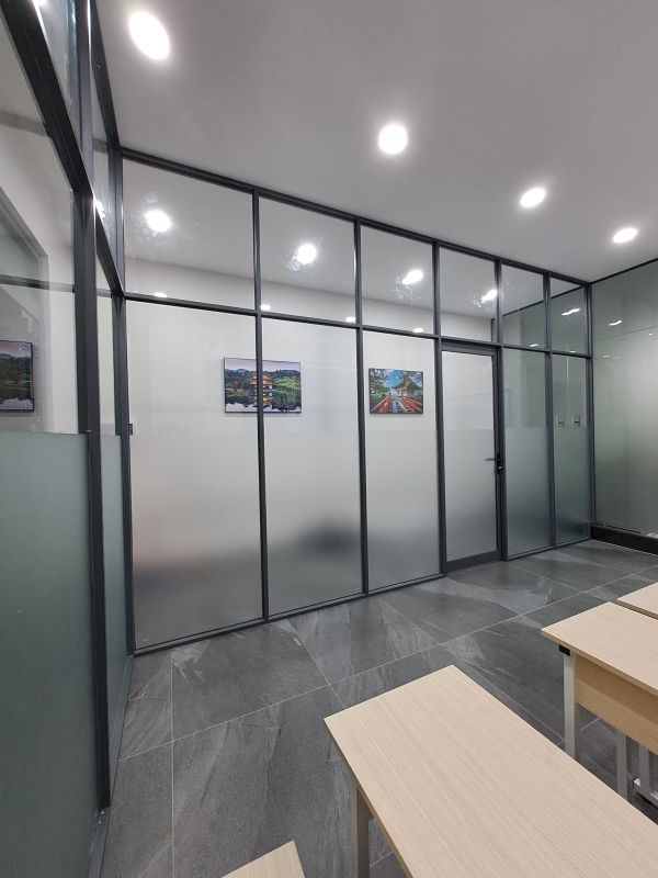 vách kính cường lực văn phòng