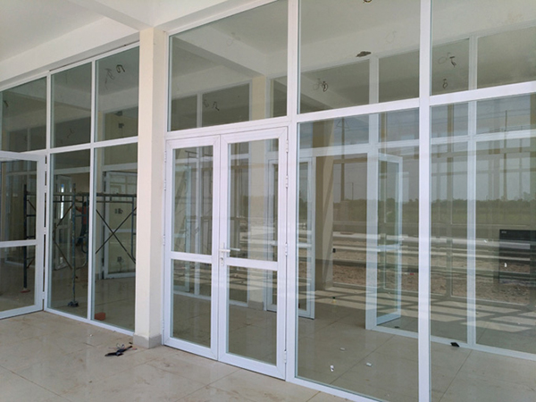 vách kính cường lực văn phòng