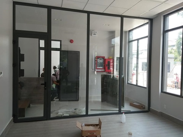 vách kính cường lực ngăn phòng