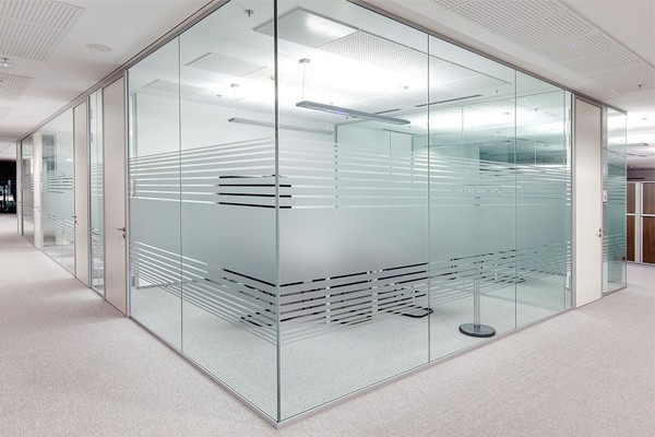 vách ngăn nhôm kính showroom