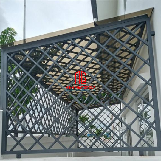 Khung sắt bảo vệ ban công