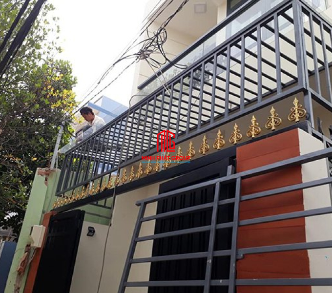 Khung sắt bảo vệ trước nhà